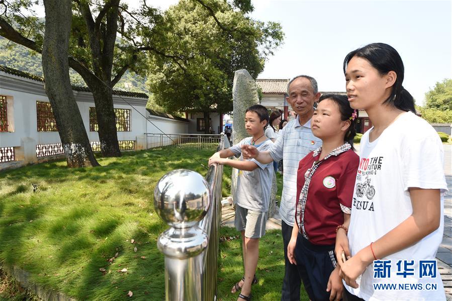 （壯麗70年·奮斗新時代——記者再走長征路·圖文互動）（3）“紅軍樹”下憶初心、守初心