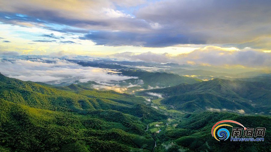 俯瞰位于白沙的海南鸚哥嶺國(guó)家級(jí)自然保護(hù)區(qū)。 海報(bào)集團(tuán)全媒體中心記者 袁琛攝.jpg