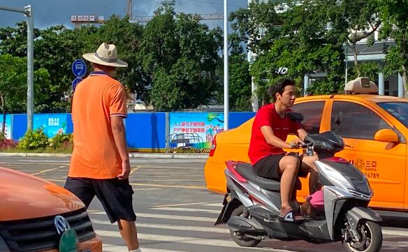 （交通不文明行為 三亞）不戴安全帽 騎上機(jī)動(dòng)車(chē)道 電動(dòng)車(chē)亂象多