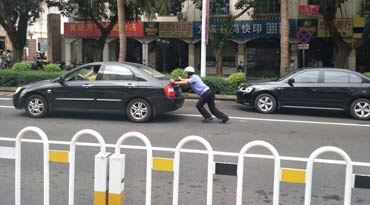 贊！?？谝凰緳C(jī)車輛出故障道路中間拋錨 交警幫推車